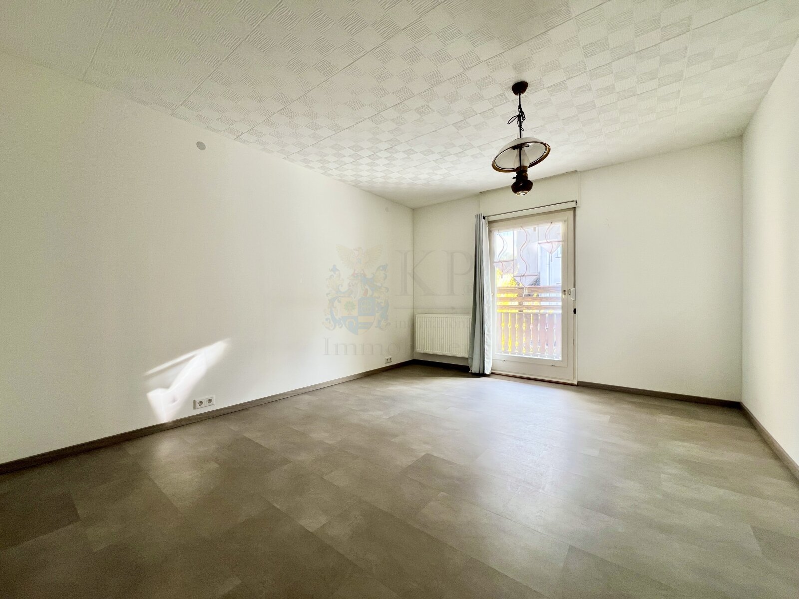 HOFHEIM: RENOVATED DETACHED HOUSE WITH 6 BEDROOMS, 2 BATHROOMS, 2 KITCHENS, GARAGE AND CARPORT