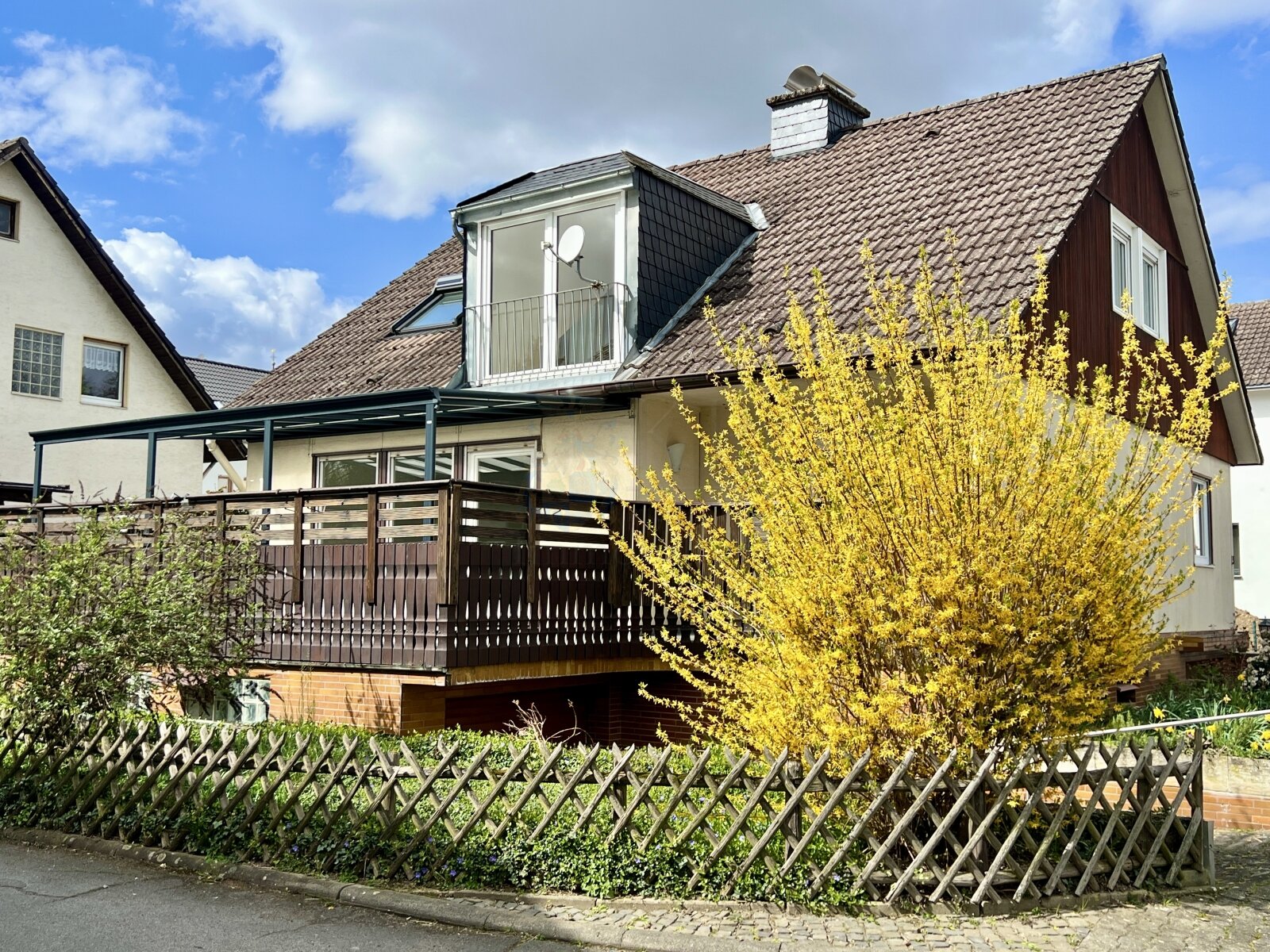 HOFHEIM: RENOVATED DETACHED HOUSE WITH 6 BEDROOMS, 2 BATHROOMS, 2 KITCHENS, GARAGE AND CARPORT