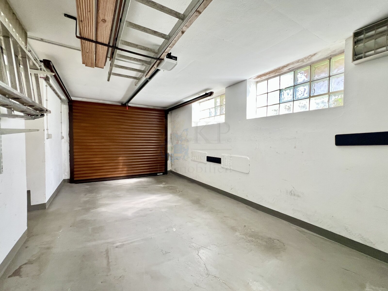 HOFHEIM: RENOVATED DETACHED HOUSE WITH 6 BEDROOMS, 2 BATHROOMS, 2 KITCHENS, GARAGE AND CARPORT