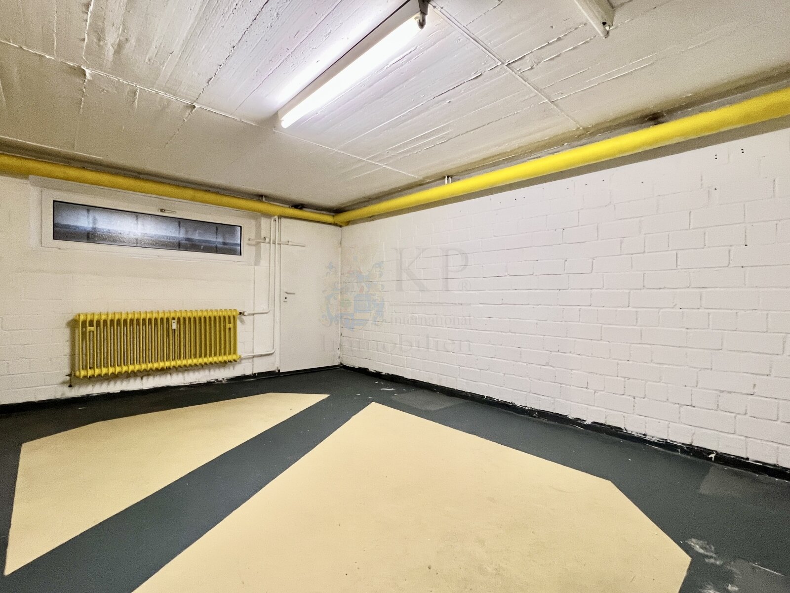 BURGALTENDORF: SPACIOUS CONDOMINIUM WITH 5 ROOMS, GARAGE, GARDEN AND BASEMENT