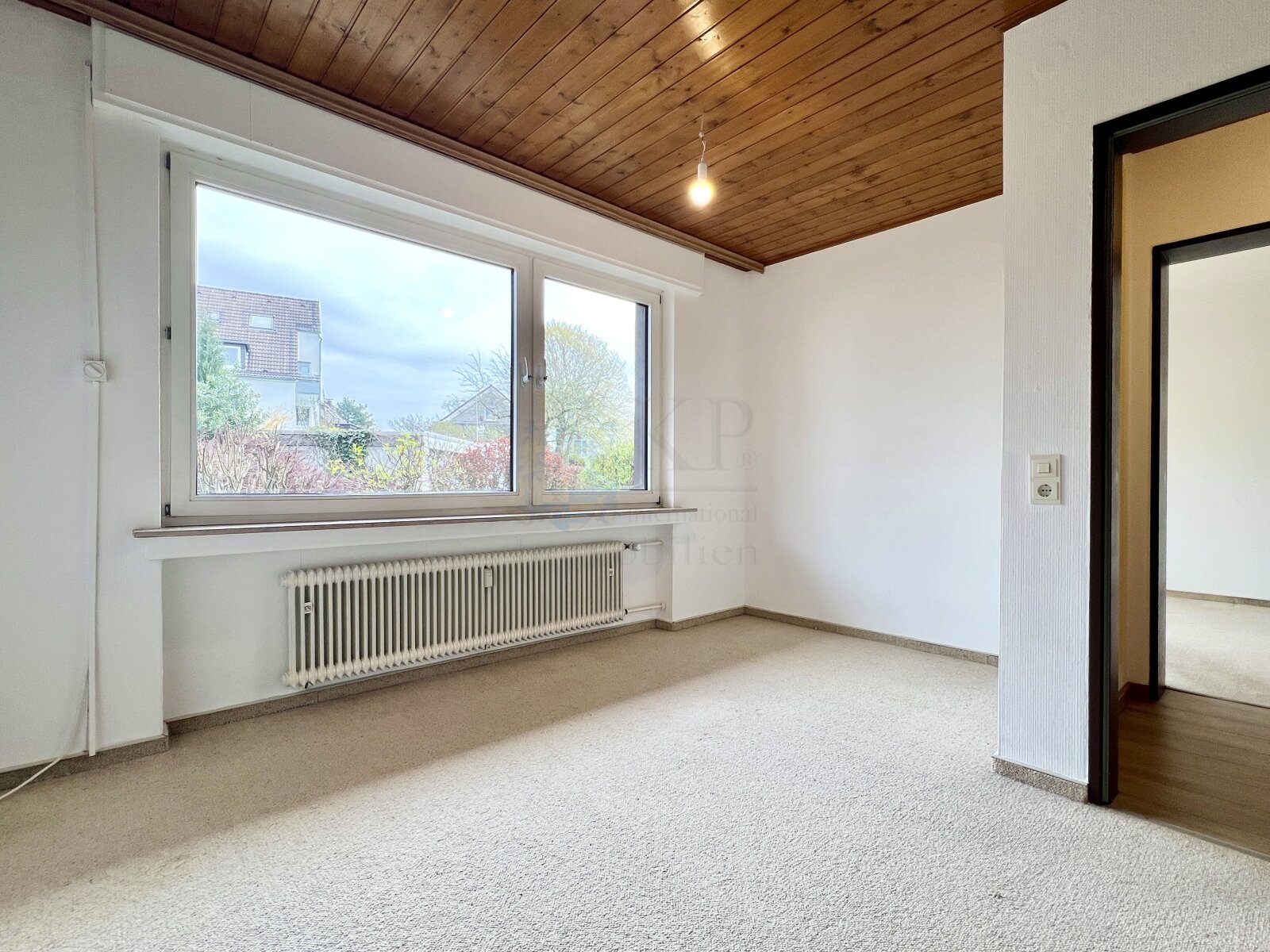 BURGALTENDORF: SPACIOUS CONDOMINIUM WITH 5 ROOMS, GARAGE, GARDEN AND BASEMENT