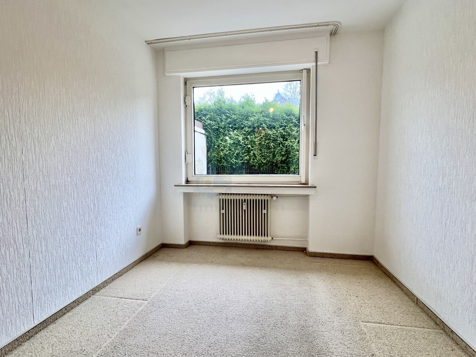 BURGALTENDORF: SPACIOUS CONDOMINIUM WITH 5 ROOMS, GARAGE, GARDEN AND BASEMENT