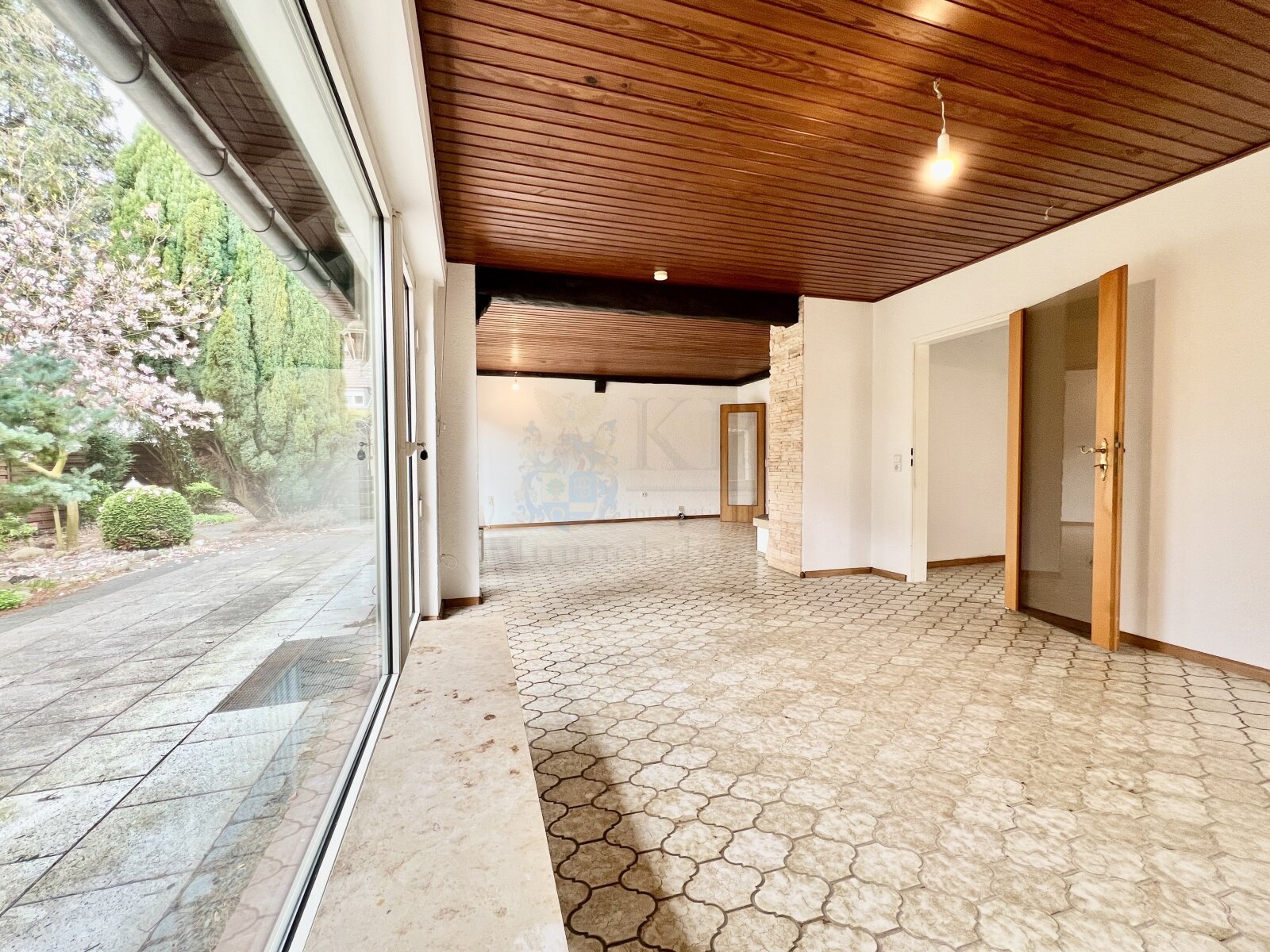 BURGALTENDORF: SPACIOUS CONDOMINIUM WITH 5 ROOMS, GARAGE, GARDEN AND BASEMENT