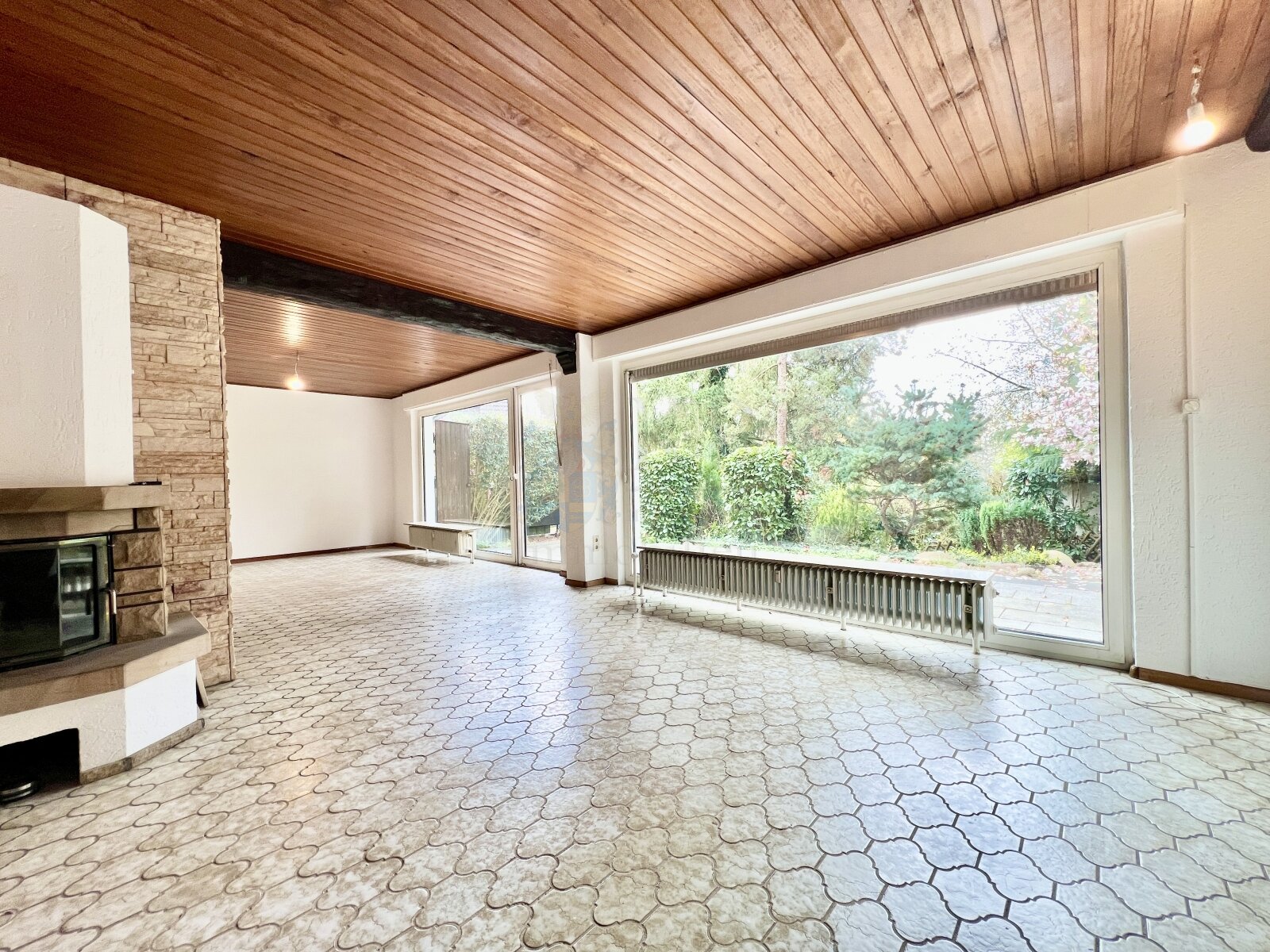 BURGALTENDORF: SPACIOUS CONDOMINIUM WITH 5 ROOMS, GARAGE, GARDEN AND BASEMENT