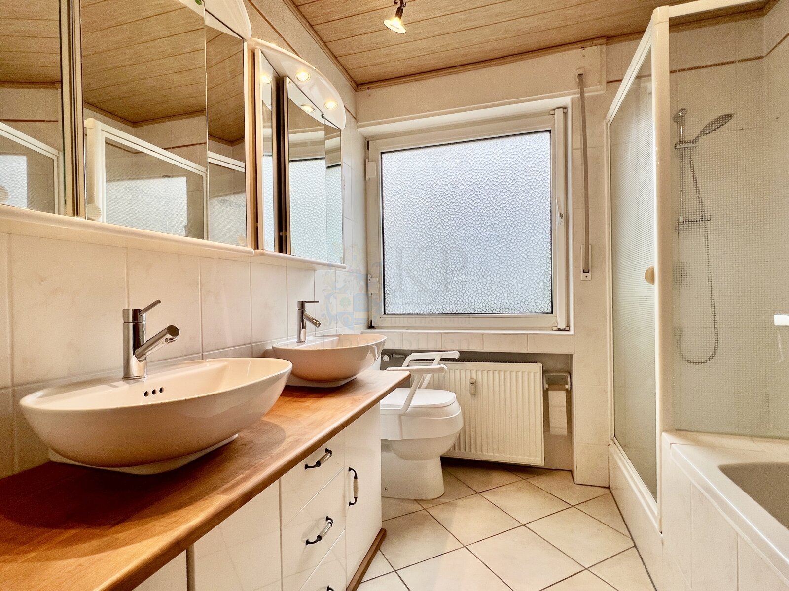 BURGALTENDORF: SPACIOUS CONDOMINIUM WITH 5 ROOMS, GARAGE, GARDEN AND BASEMENT