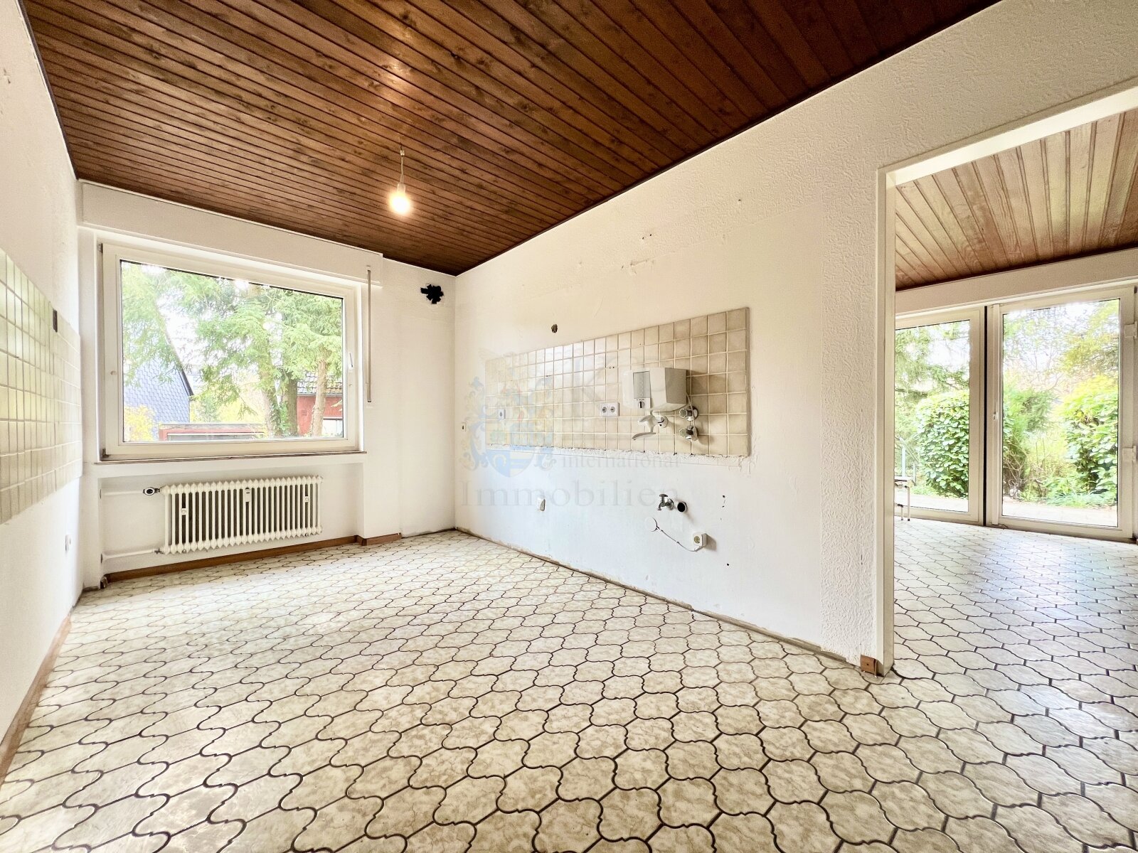 BURGALTENDORF: SPACIOUS CONDOMINIUM WITH 5 ROOMS, GARAGE, GARDEN AND BASEMENT