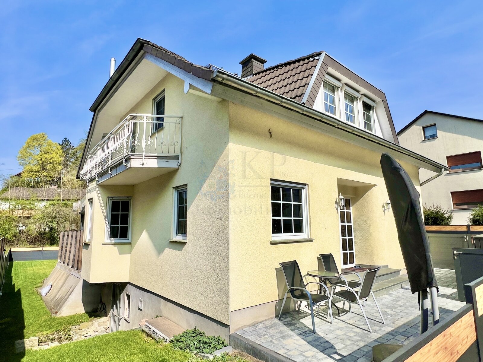 EPPSTEIN: CHARMANTES + EINMALIGES EFH MIT SOMMERGARTEN, SAUNA & TRAUMGRUNDSTÜCK 