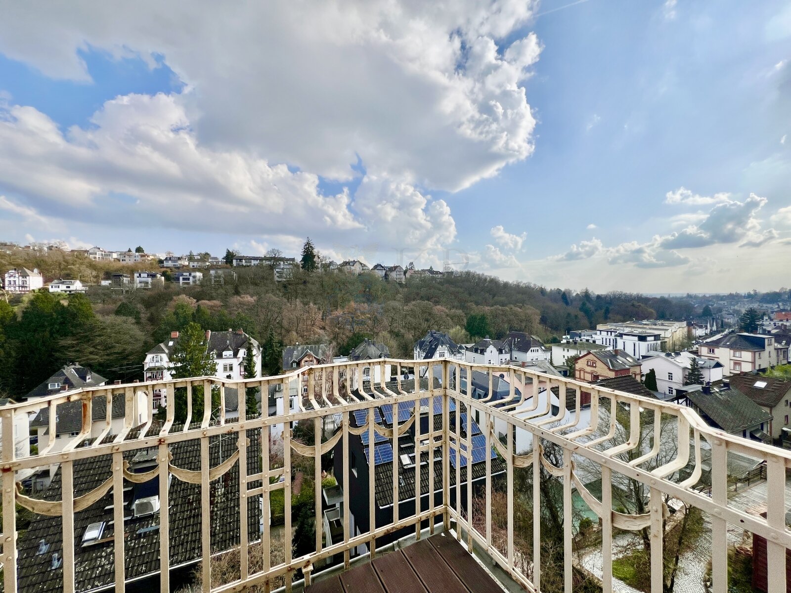 Wohnen mit Stil und Fernblick – Moderne 3-ZI-ETW in begehrter Wohngegend von Wiesbaden