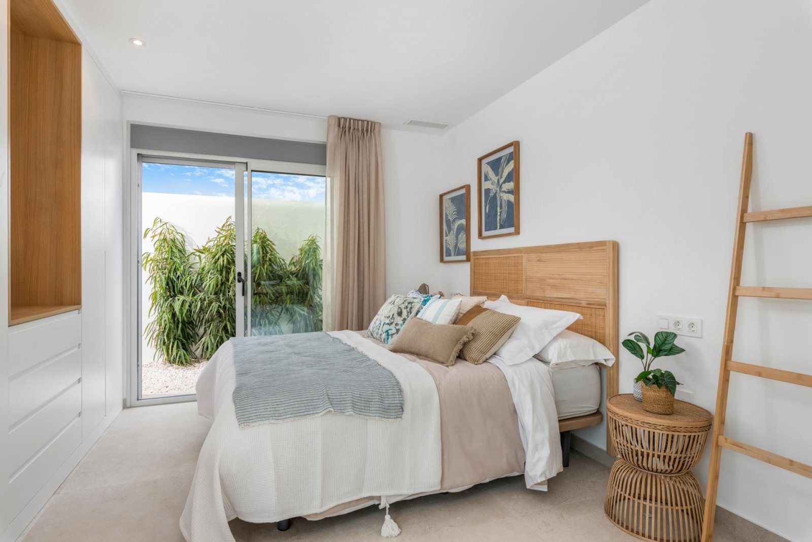 <p>Villa provided with 3 Bedrooms and 2 Bathrooms, private swimming pool and parking space on own plot. </p><p>The residence consists of 11 detache...