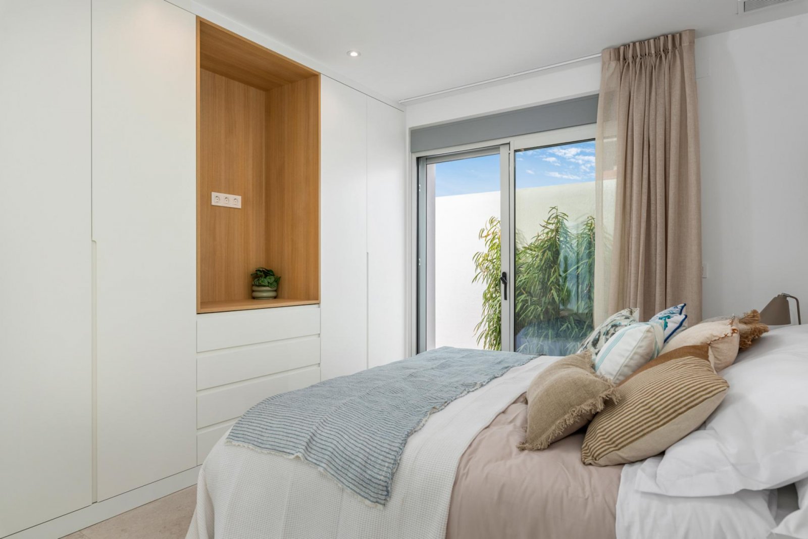 <p>Villa provided with 3 Bedrooms and 2 Bathrooms, private swimming pool and parking space on own plot. </p><p>The residence consists of 11 detache...