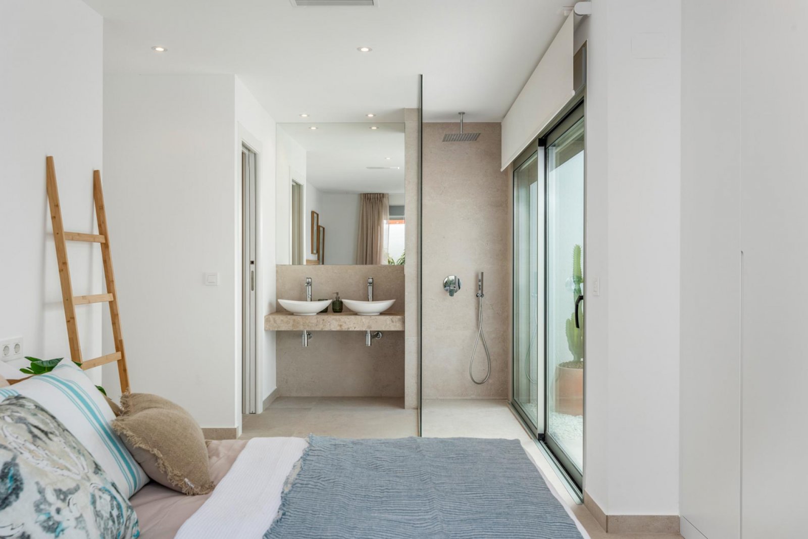 <p>Villa provided with 3 Bedrooms and 2 Bathrooms, private swimming pool and parking space on own plot. </p><p>The residence consists of 11 detache...