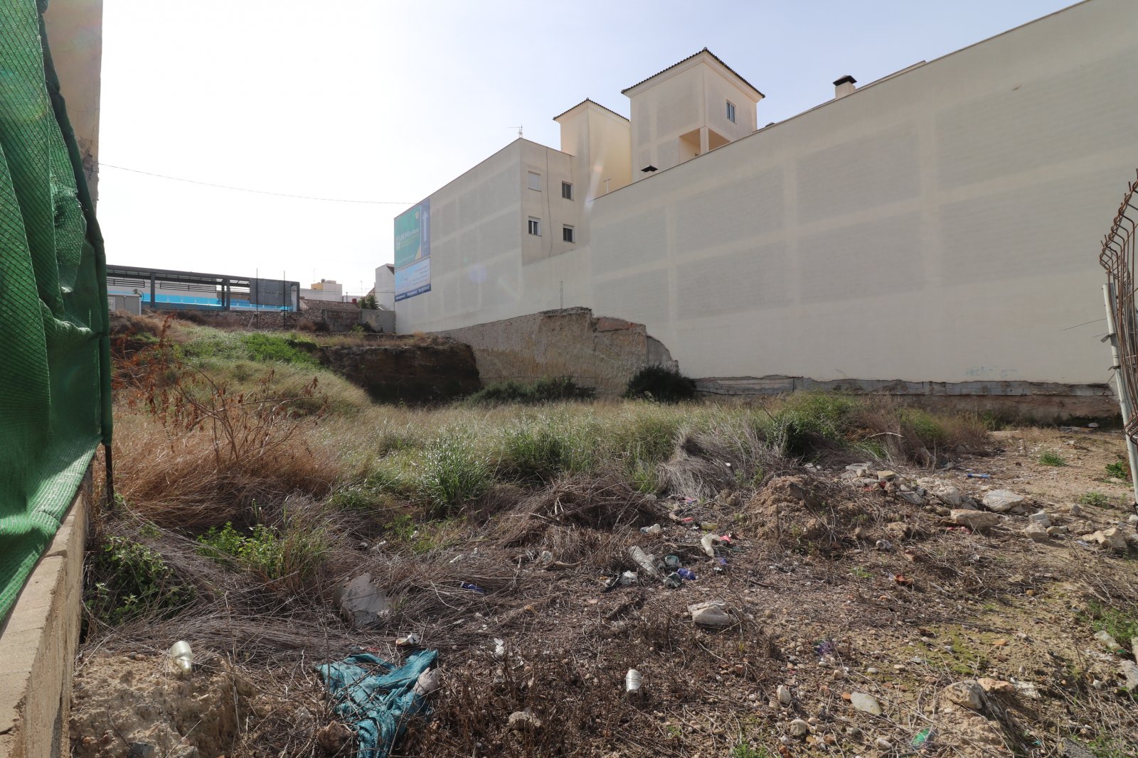 Benijófar:   <br />	 This South & North Facing 1.135m2 Plot of Land in Benijofar is located on one of the main high streets through this prolific, bustlin... 
