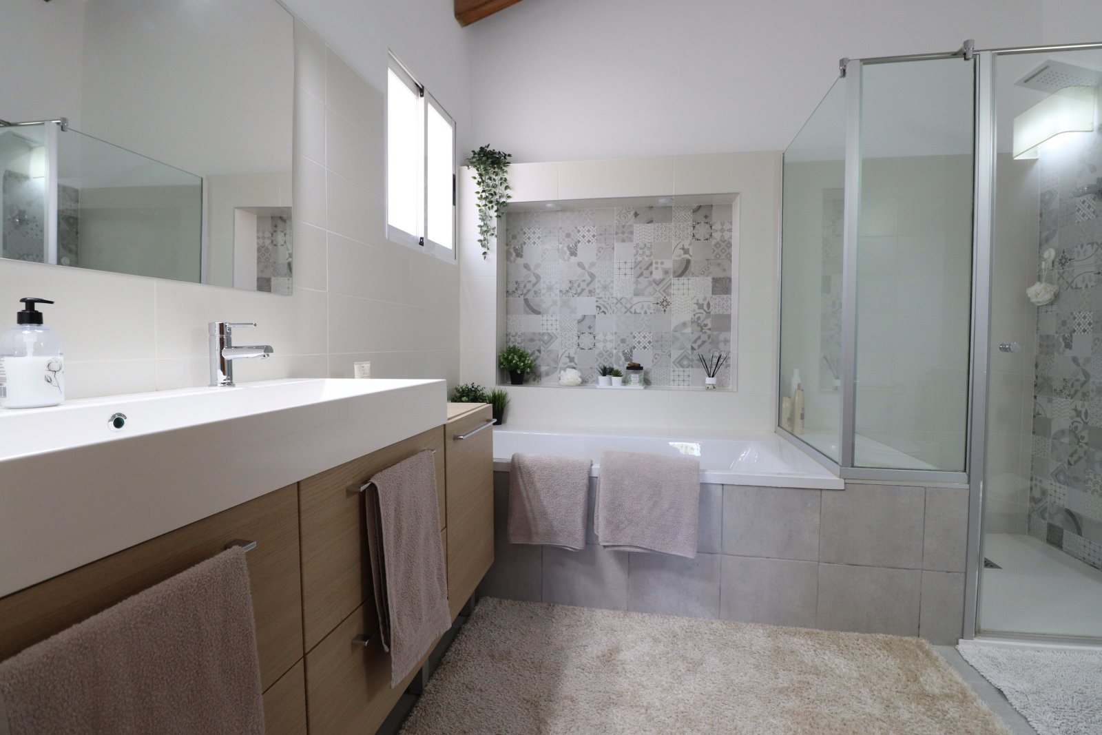   <br />	       This Stunning, Architecturally Designed, Seven Bedroom Country Property in Catral is located in the tranquil Farming Community of t...
