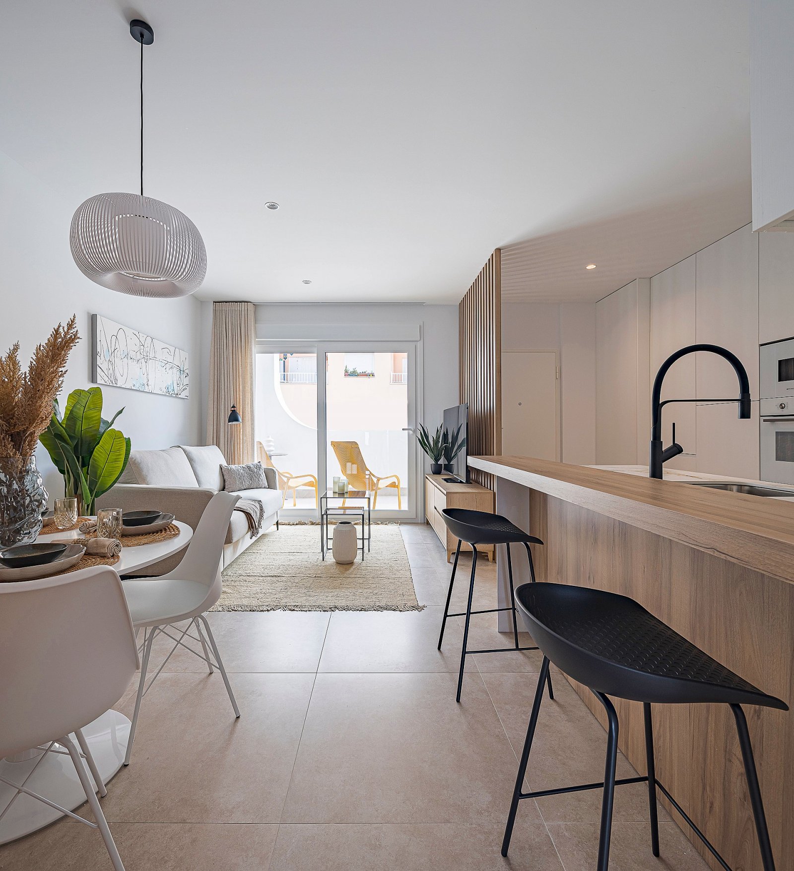 <p>Apartment with terrace provided with 2 Bedrooms and 2 Bathrooms, communal swimming pool and parking spot. </p>