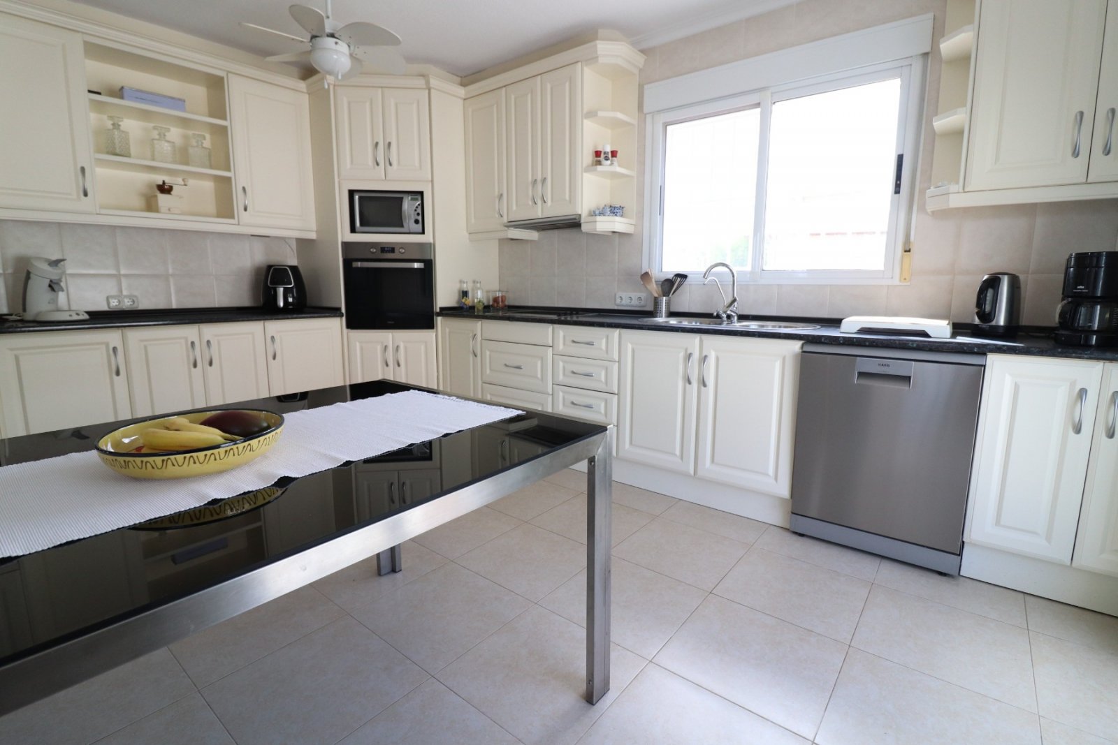   This Imposing 216m2, Three Bedroom, Detached Villa in Lomas de La Juliana is located in a very sought after residential area, with a tennis club ...