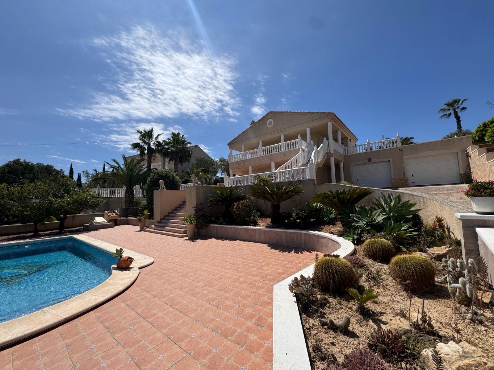   This Imposing 216m2, Three Bedroom, Detached Villa in Lomas de La Juliana is located in a very sought after residential area, with a tennis club ...