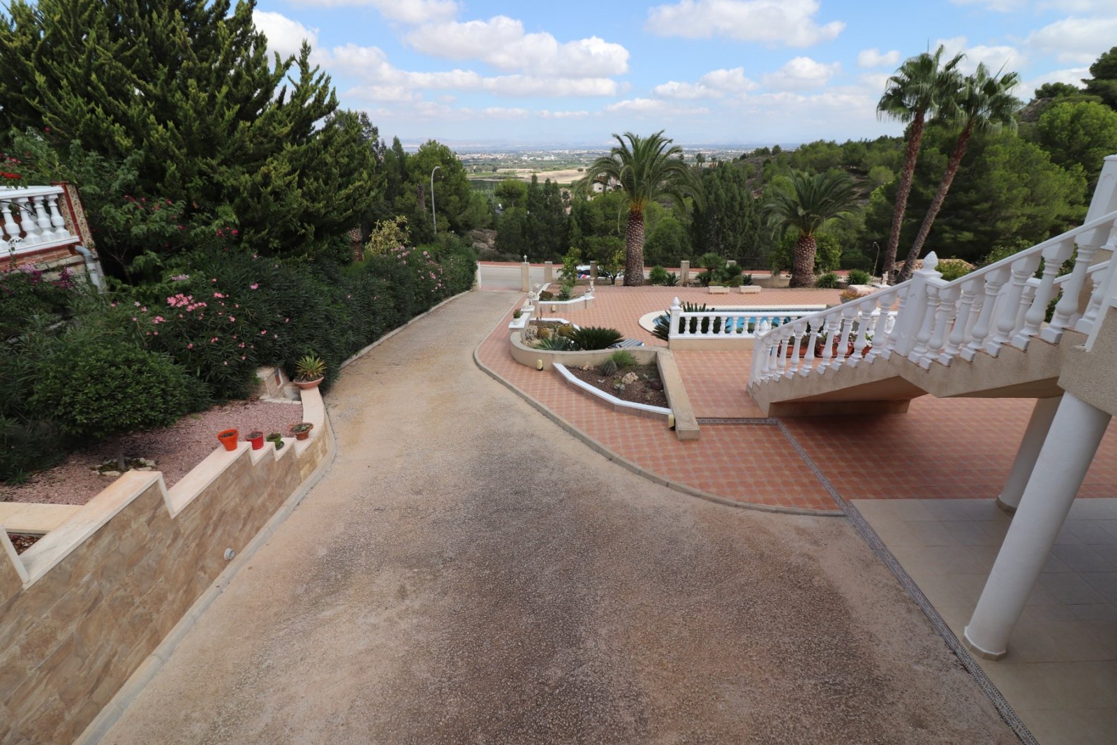   This Imposing 216m2, Three Bedroom, Detached Villa in Lomas de La Juliana is located in a very sought after residential area, with a tennis club ...