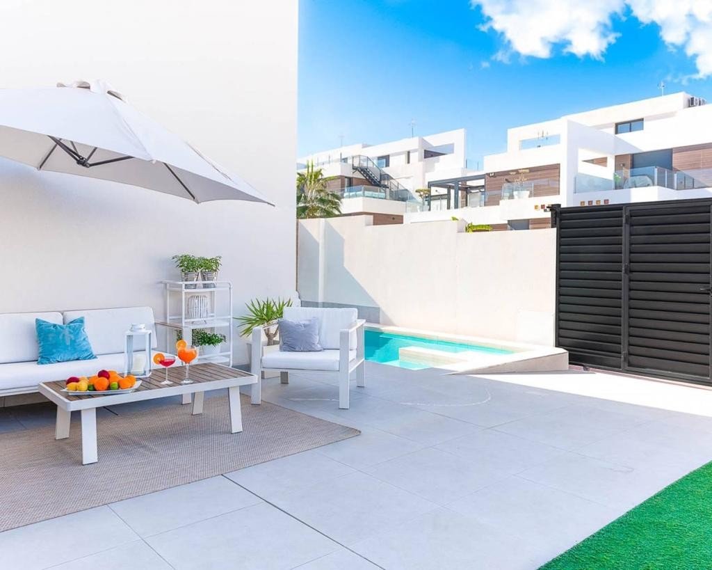   An East Facing, As New, Three Bedroom, Detached Villa with a Self contained Studio Apartment in Benijofar, which has it´s own access as well.&amp...