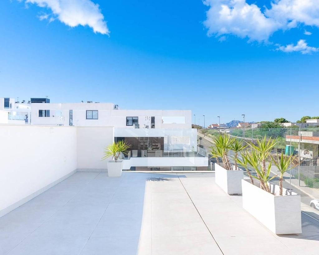   An East Facing, As New, Three Bedroom, Detached Villa with a Self contained Studio Apartment in Benijofar, which has it´s own access as well.&amp...