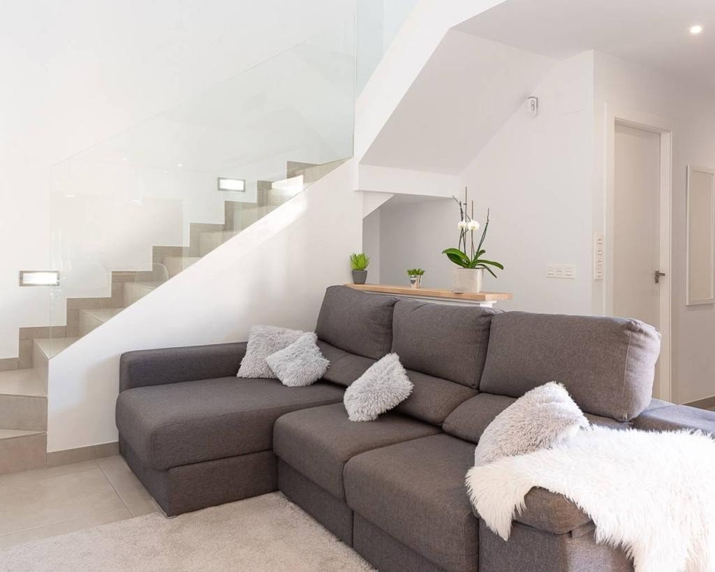   An East Facing, As New, Three Bedroom, Detached Villa with a Self contained Studio Apartment in Benijofar, which has it´s own access as well.&amp...