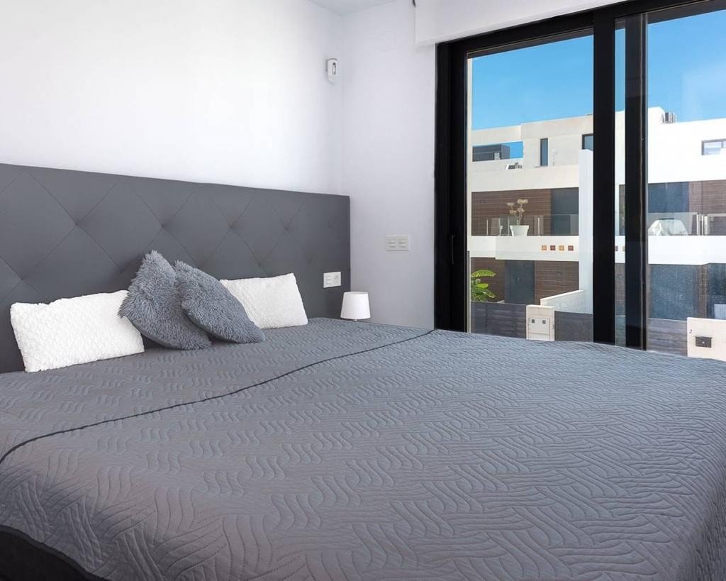  An East Facing, As New, Three Bedroom, Detached Villa with a Self contained Studio Apartment in Benijofar, which has it´s own access as well.&amp...