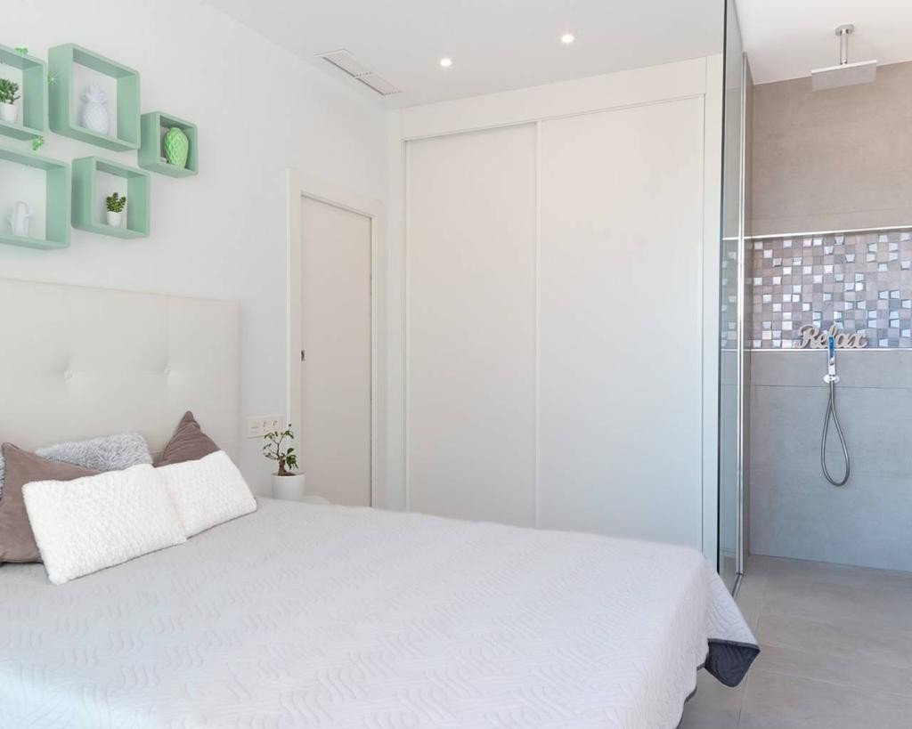   An East Facing, As New, Three Bedroom, Detached Villa with a Self contained Studio Apartment in Benijofar, which has it´s own access as well.&amp...