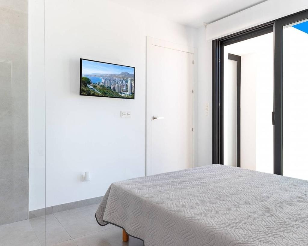   An East Facing, As New, Three Bedroom, Detached Villa with a Self contained Studio Apartment in Benijofar, which has it´s own access as well.&amp...
