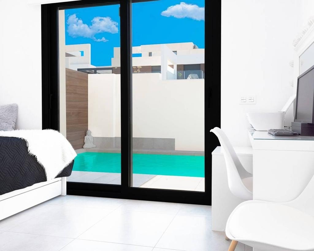   An East Facing, As New, Three Bedroom, Detached Villa with a Self contained Studio Apartment in Benijofar, which has it´s own access as well.&amp...