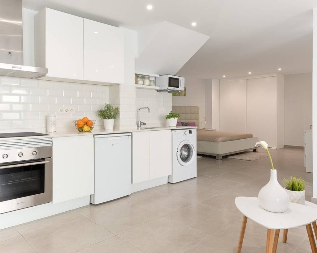   An East Facing, As New, Three Bedroom, Detached Villa with a Self contained Studio Apartment in Benijofar, which has it´s own access as well.&amp...