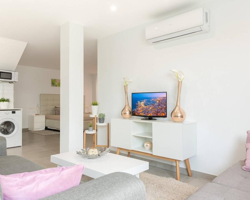   An East Facing, As New, Three Bedroom, Detached Villa with a Self contained Studio Apartment in Benijofar, which has it´s own access as well.&amp...