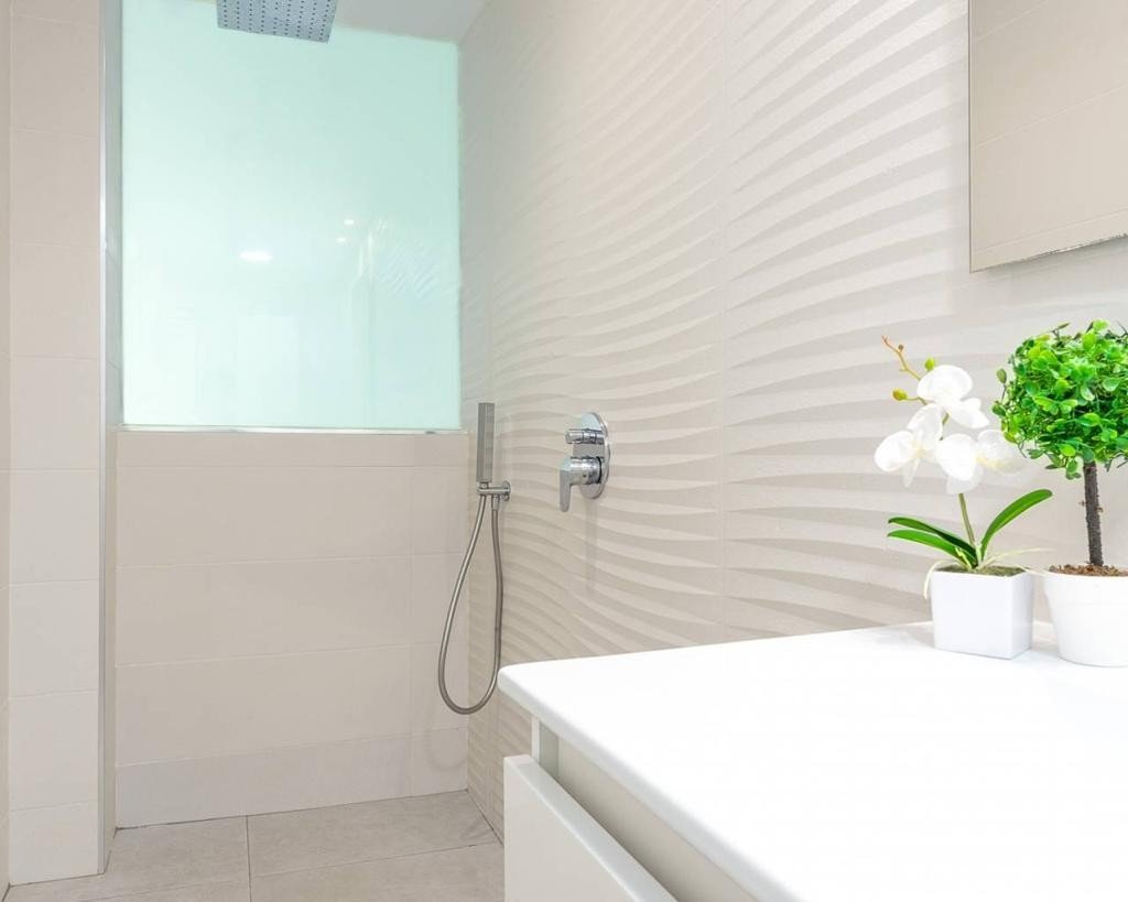  An East Facing, As New, Three Bedroom, Detached Villa with a Self contained Studio Apartment in Benijofar, which has it´s own access as well.&amp...