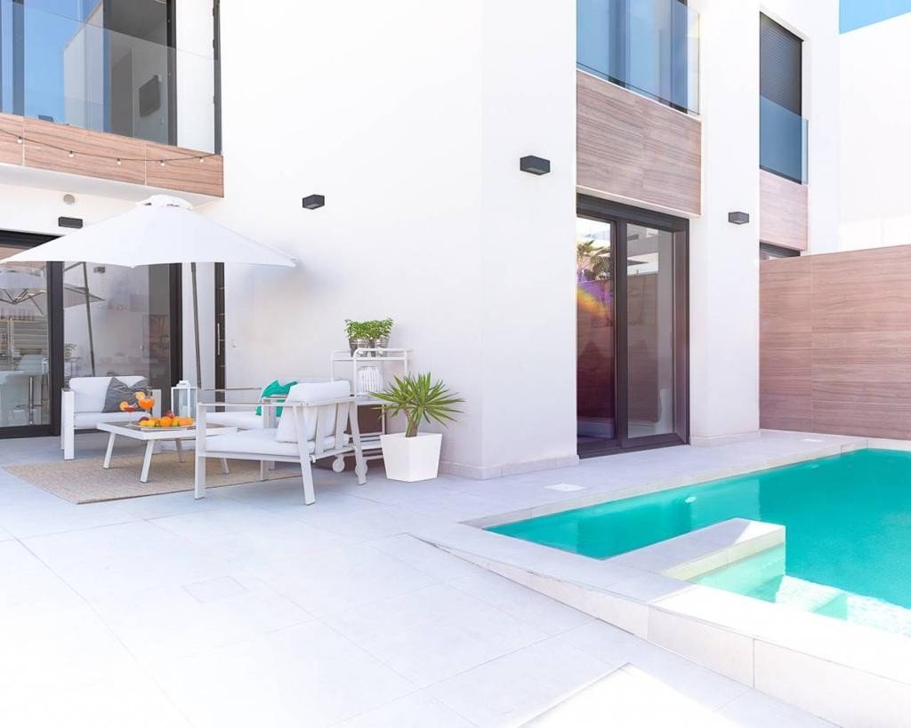   An East Facing, As New, Three Bedroom, Detached Villa with a Self contained Studio Apartment in Benijofar, which has it´s own access as well.&amp...