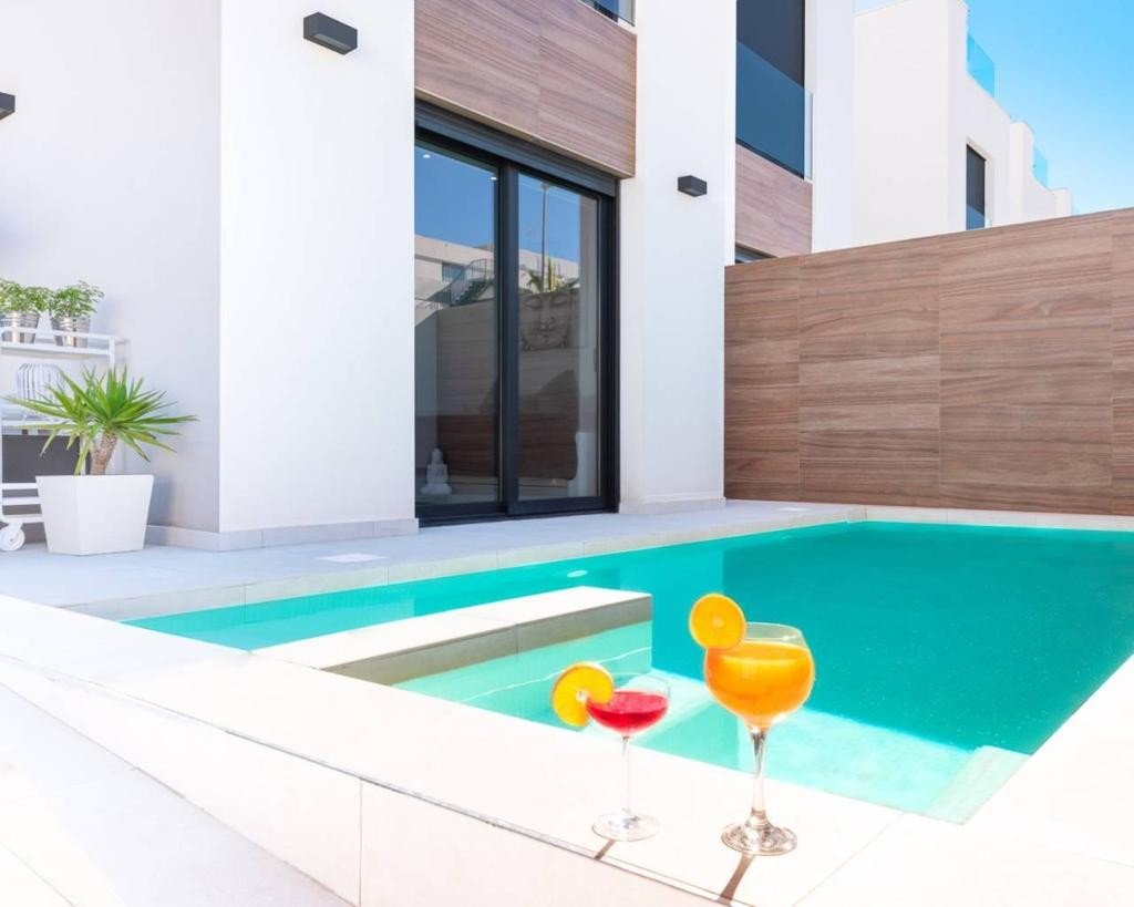   An East Facing, As New, Three Bedroom, Detached Villa with a Self contained Studio Apartment in Benijofar, which has it´s own access as well.&amp...