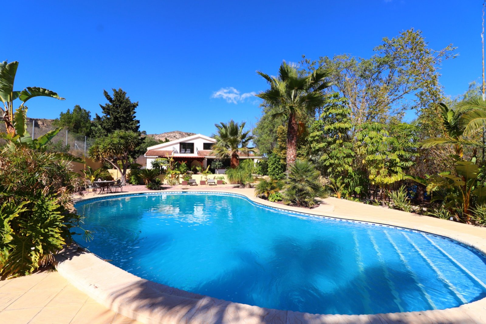 Exklusive Landvilla mit Pool & Outdoor-Küche