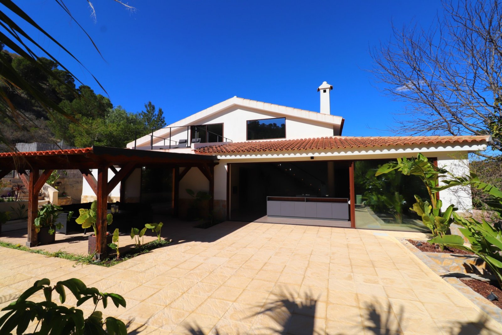 Exklusive Landvilla mit Pool & Outdoor-Küche