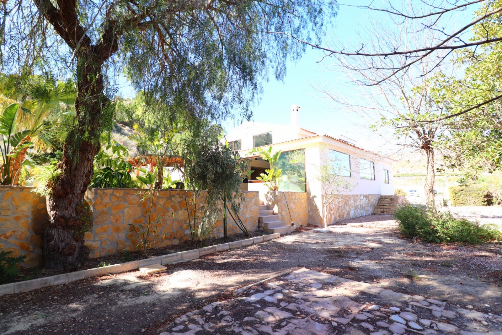 Exklusive Landvilla mit Pool & Outdoor-Küche