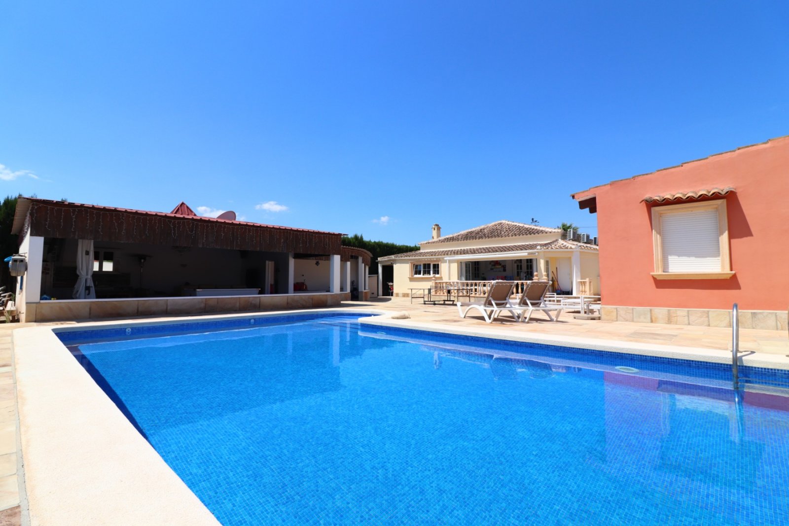 Charmante Landvilla mit Outdoor-Küche und Pool