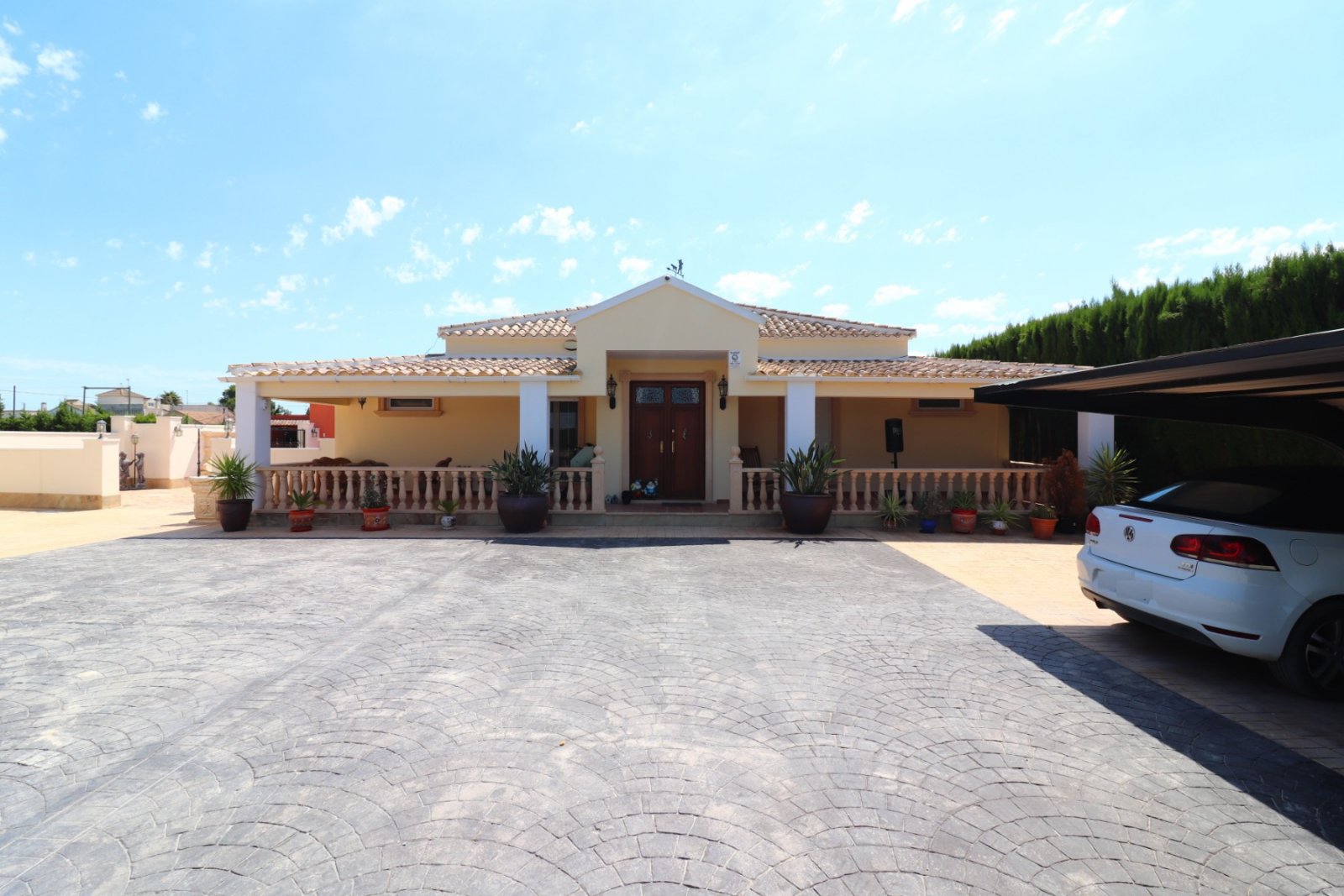 Charmante Landvilla mit Outdoor-Küche und Pool