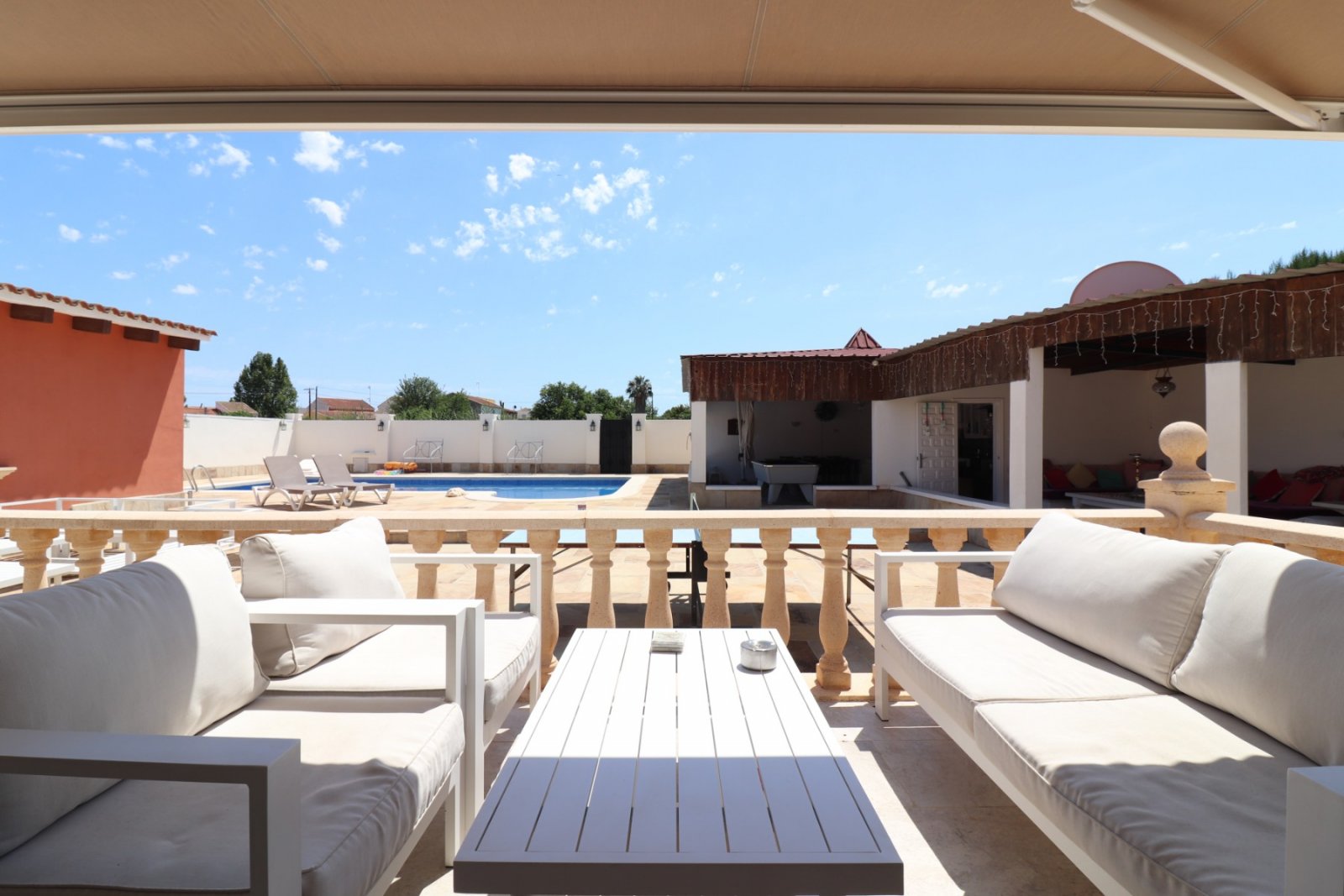 Charmante Landvilla mit Outdoor-Küche und Pool