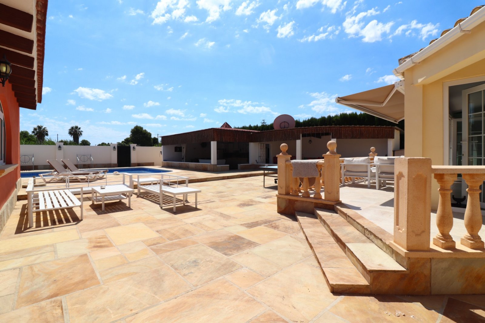 Charmante Landvilla mit Outdoor-Küche und Pool