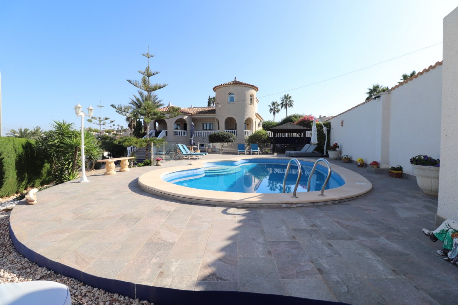   This Remarkable, West Facing, Corner, Five Bedroom Detached Villa in Lomas de La Juliana is located in a prominent position on the Costa Blanca S...