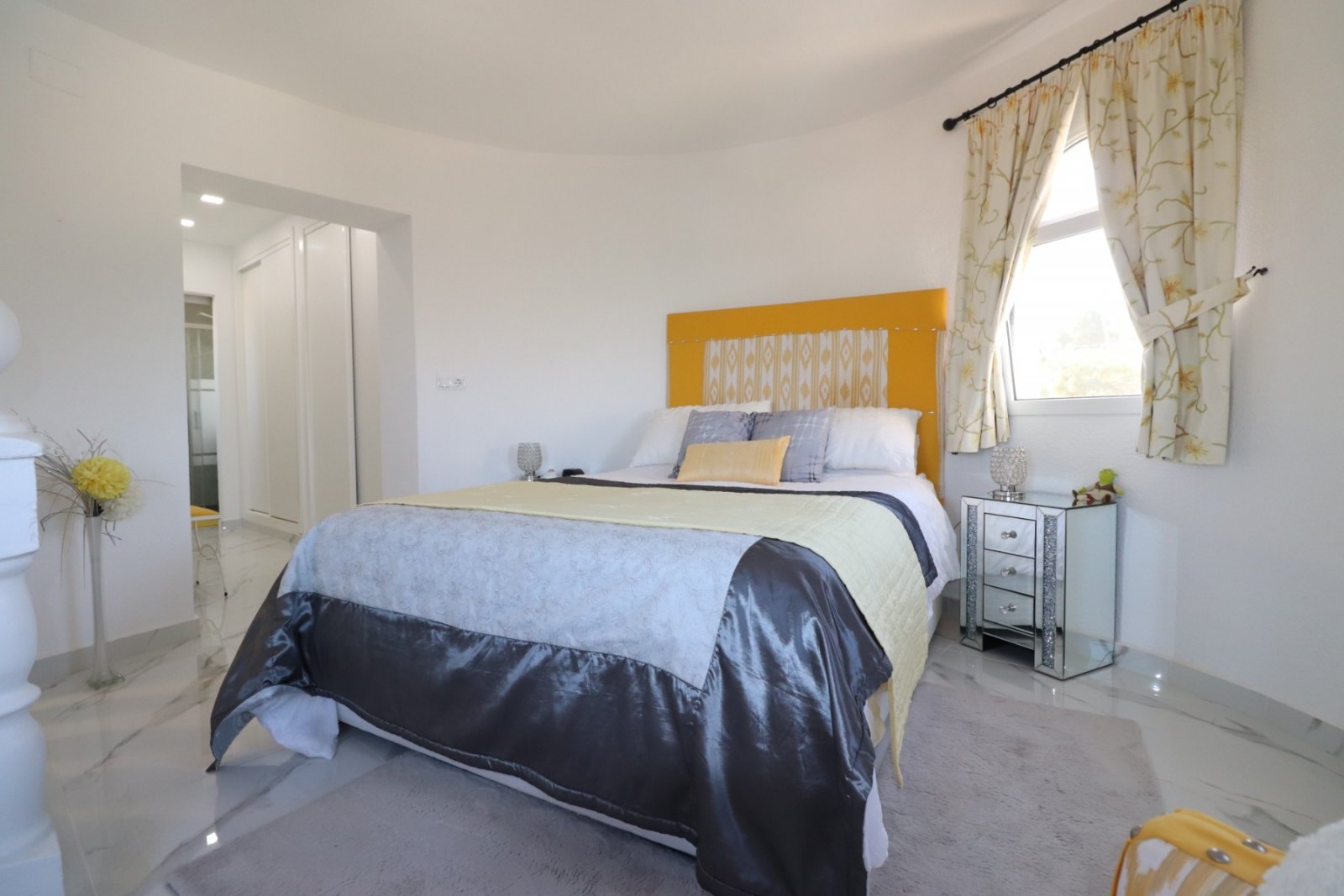   This Remarkable, West Facing, Corner, Five Bedroom Detached Villa in Lomas de La Juliana is located in a prominent position on the Costa Blanca S...