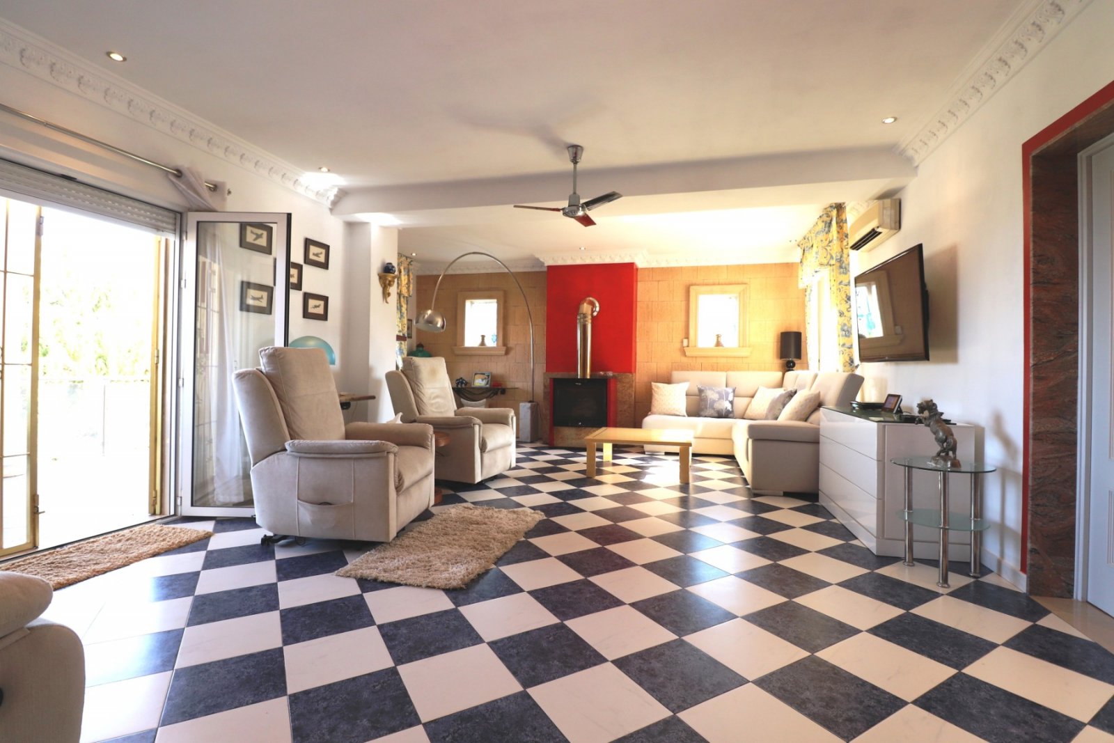   This Incredible, Three Bedroom, Detached Villa in Lomas de la Juliana is located in a prestigious residential area, just a 5-minute drive from Al...