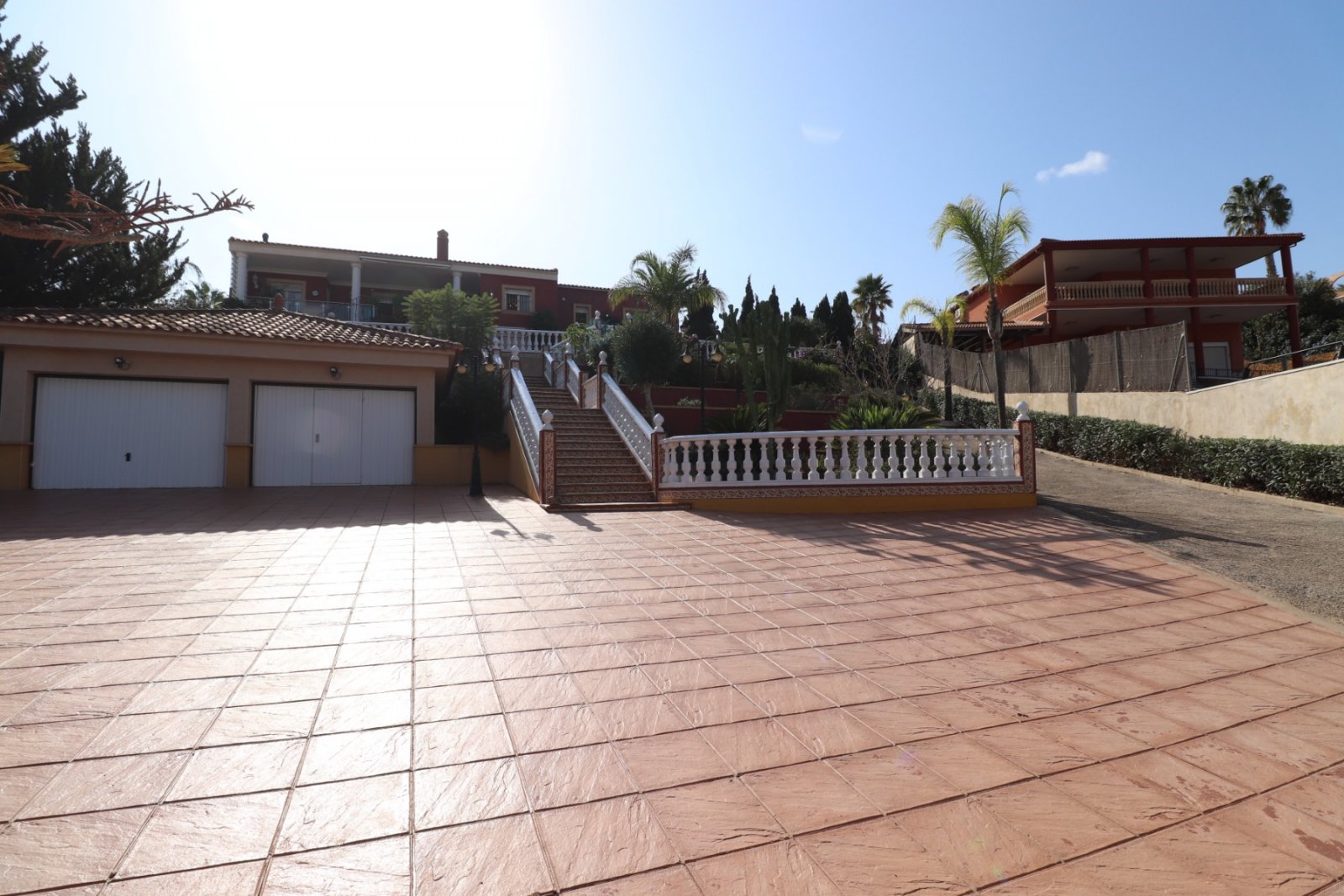   This Incredible, Three Bedroom, Detached Villa in Lomas de la Juliana is located in a prestigious residential area, just a 5-minute drive from Al...