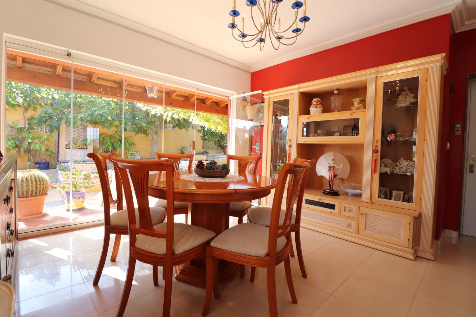   This Incredible, Three Bedroom, Detached Villa in Lomas de la Juliana is located in a prestigious residential area, just a 5-minute drive from Al...