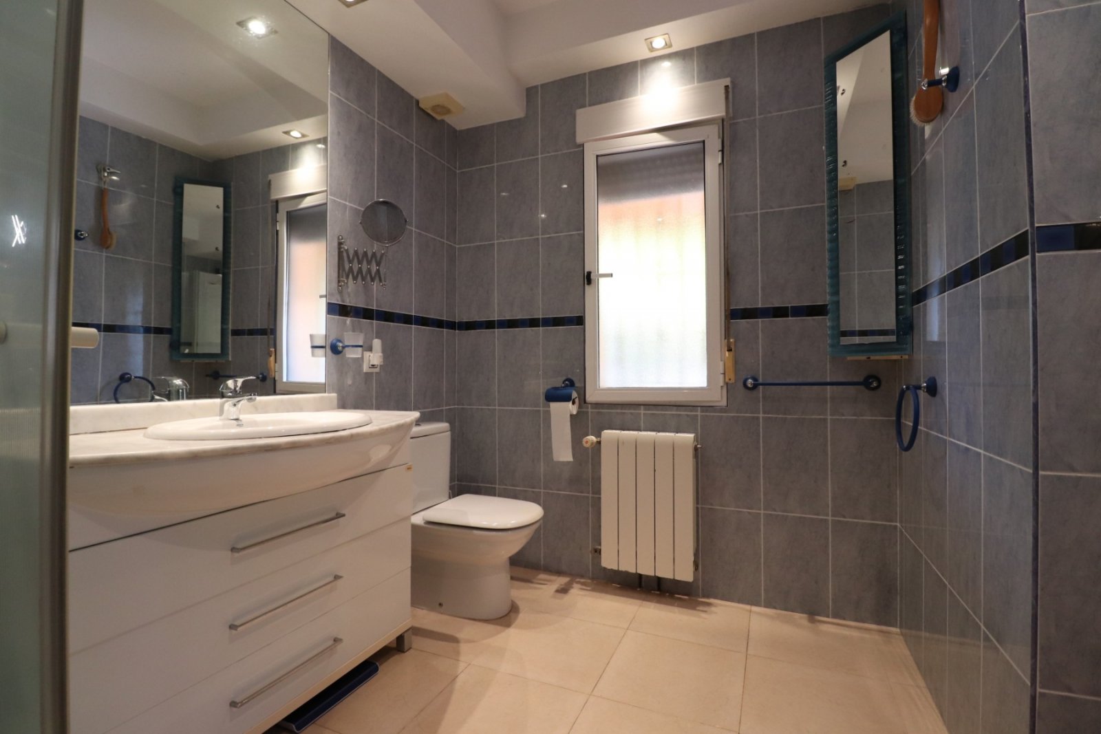   This Incredible, Three Bedroom, Detached Villa in Lomas de la Juliana is located in a prestigious residential area, just a 5-minute drive from Al...