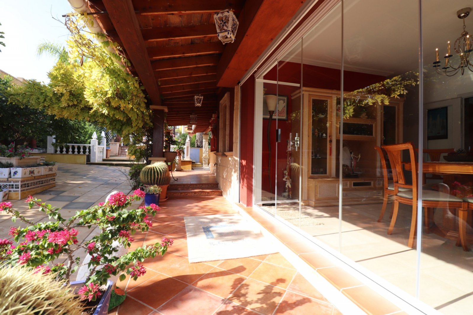   This Incredible, Three Bedroom, Detached Villa in Lomas de la Juliana is located in a prestigious residential area, just a 5-minute drive from Al...