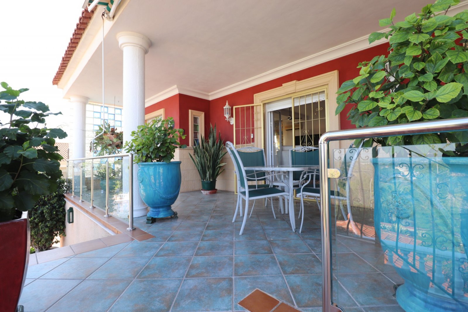   This Incredible, Three Bedroom, Detached Villa in Lomas de la Juliana is located in a prestigious residential area, just a 5-minute drive from Al...