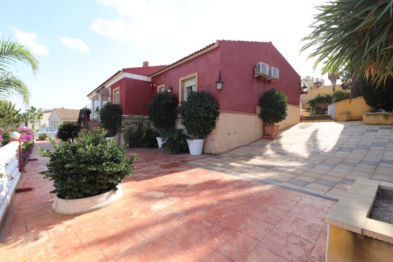   This Incredible, Three Bedroom, Detached Villa in Lomas de la Juliana is located in a prestigious residential area, just a 5-minute drive from Al...