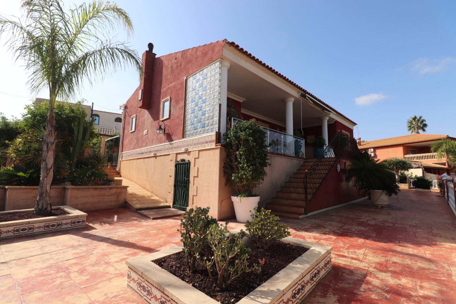   This Incredible, Three Bedroom, Detached Villa in Lomas de la Juliana is located in a prestigious residential area, just a 5-minute drive from Al...